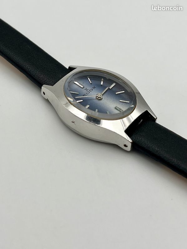 Montre bleu ciel tendance à pois