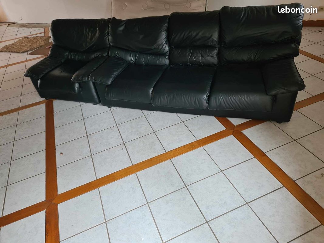 Canapé et 2 fauteuils en cuire noir bon état (image 2)