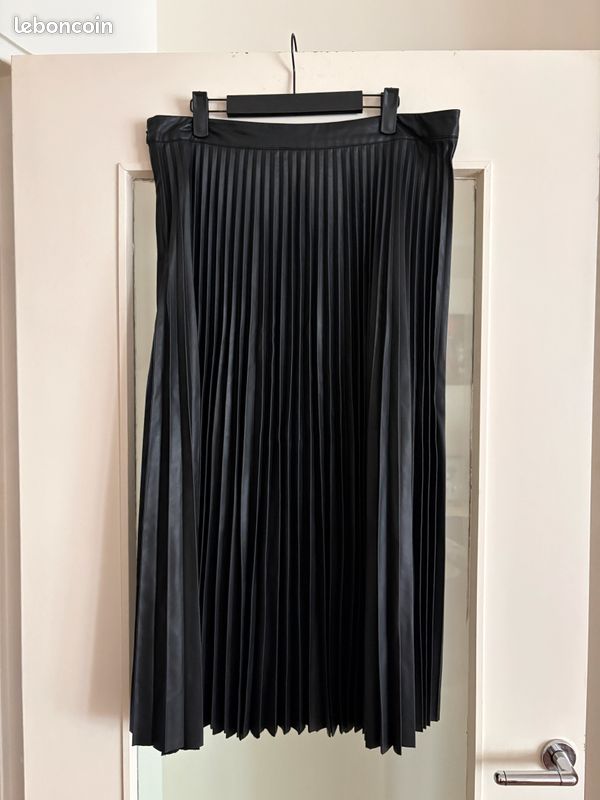 Jupe mi-longue plissée taille haute ornée de ceinture en noir