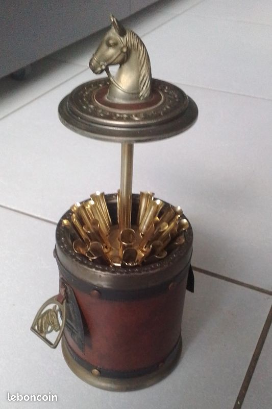 Distributeur de 18 cigarettes , motif cheval , quitation , cuir et metal -  Dcoration