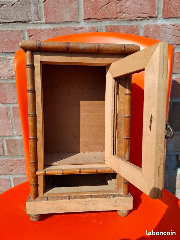 Armoire de poupée bretonne ancienne en bois massif
