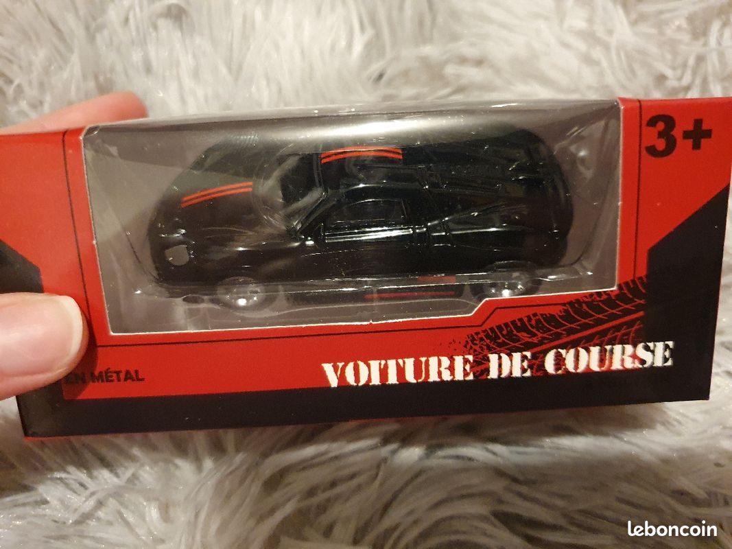 Voiture de course en métal (image 7)