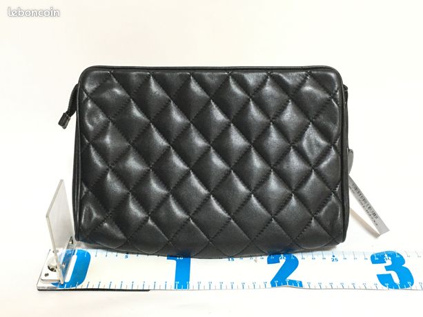 sac pochette chanel trousse en cuir matelasse