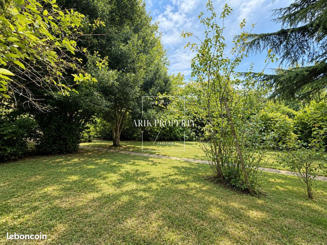 Terrain 2200 m² · à Paray-Vieille-Poste · 2 200 m² · 680 000 €