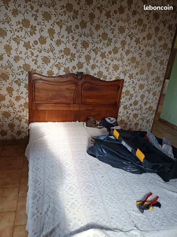 Vend chambre avec armoire et lit Louis XV bon état 300 euros et un chevet Napoléon 3 (image 3)