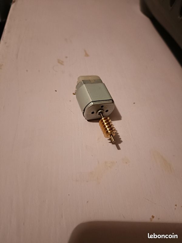 Remplacement de roue de voiture Concept de montage de pneus en libre-service Utilisation d'une