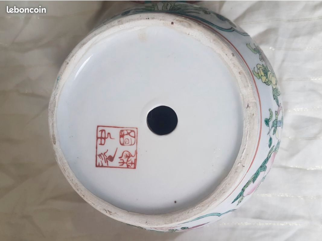 Chine- Paire de Caches Pots en Porcelaine Signés (image 7)