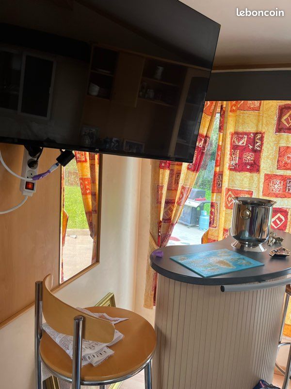 Je vends un mobilehome 10 mètre salle de bain, tout équipé, toilettes, séparées, cuisine, deux chambres, un salon, télévision extra plate, frigo four en parfait état (image 7)