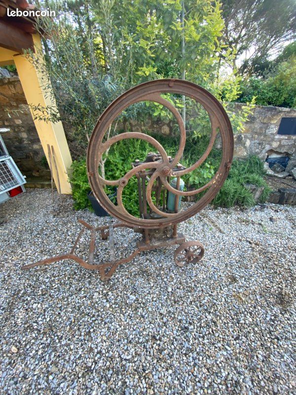 Pompe d époque (image 1)