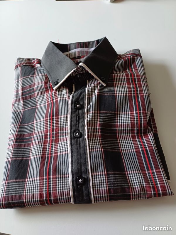 Chemise Homme Izod Neuve Avec étiquette, Manches Longues, Boutonnée, Motifs Rouges/verts/noirs, Taille L (origine 50)