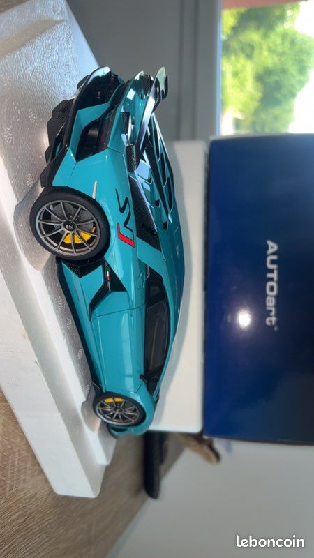 Autoart lamborghini aventador svj turquoise 1/18 + vitrine 1/18 (image 2)