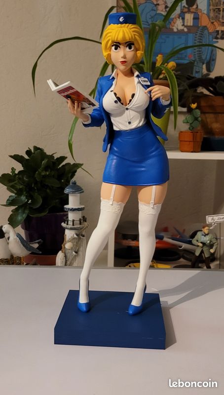 Statuette Natacha Hôtesse De L'Air – Pile D'albums, Résine 22cm, Collectoys, Neuve