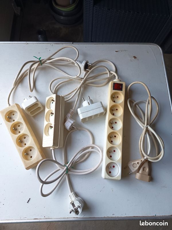 Lot bloc multiprises avec cordon (image 1)