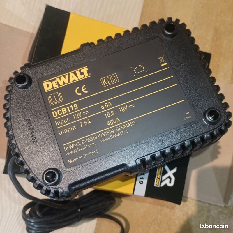 Pack trois batteries Dewalt dcb 121, 1 chargeur allume cigare Dewalt dcb119, une visseuse Dewalt Dcf815 type 2 (image 7)