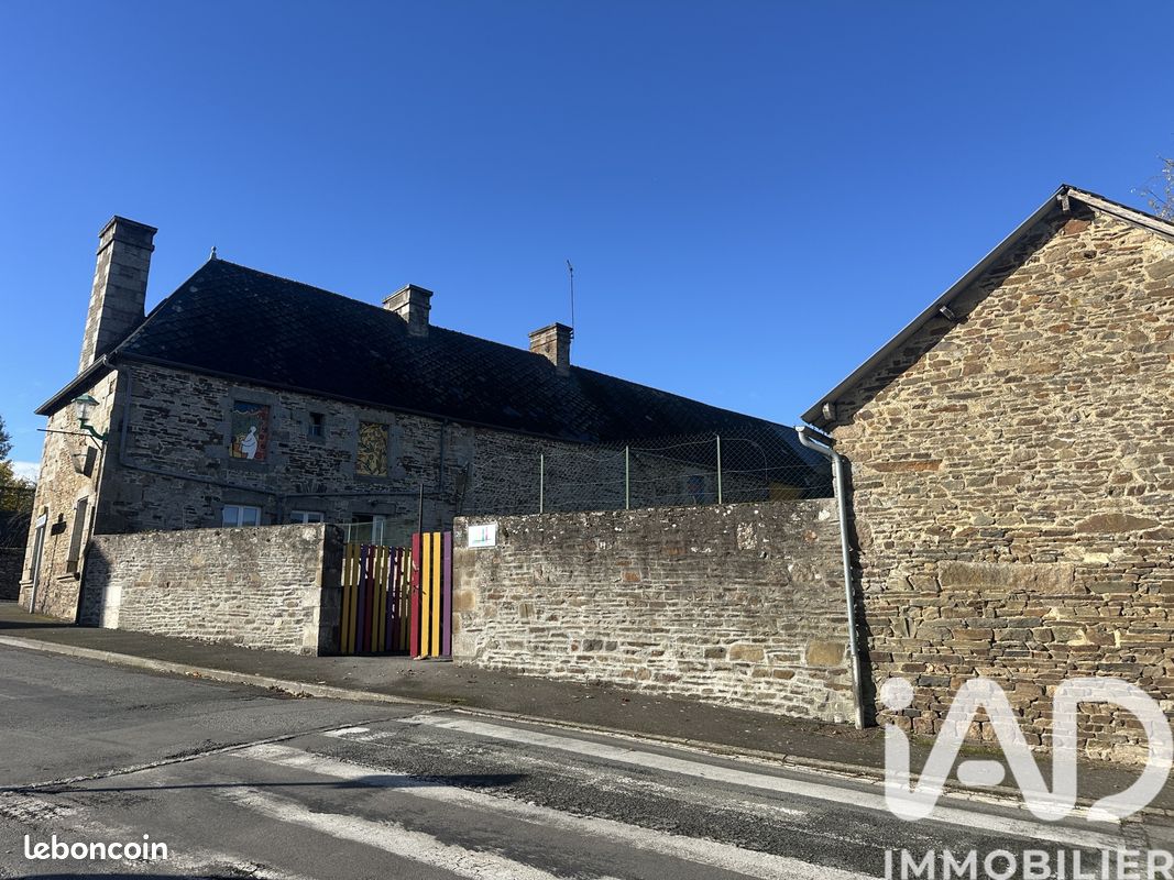 Maison 10 pièces 680 m² · à Sougeal · 680 m² · 168 000 €