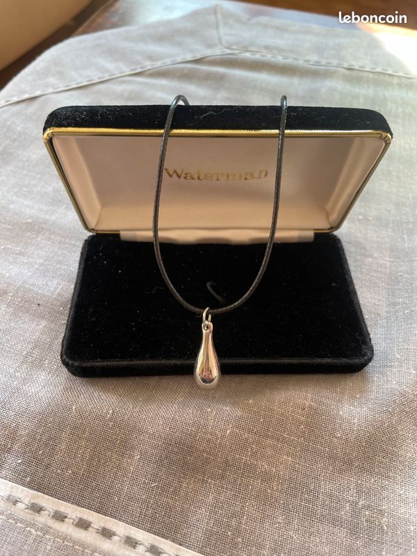 Collier avec un pendentif argenté (image 2)