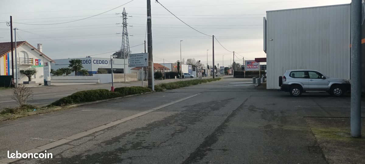 Local commercial 100 m² · à Ibos · 100 m² · 600 €/mois