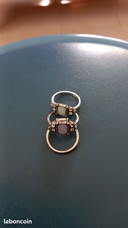 Lot de 3 Bagues Neuves Fantaisie, pour femme, coloris argent femme, " Brigitte ", monture coloris argent, pierres couleurs rose/vert/blanc, Taille : S", (image 3)