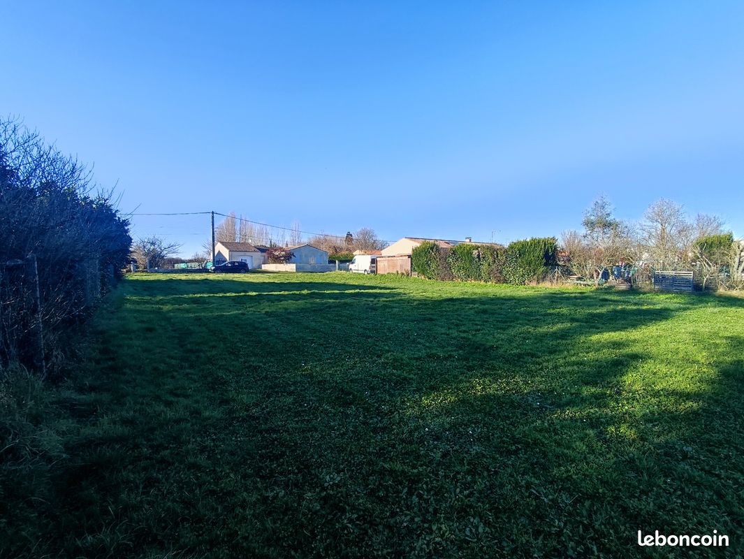 Terrain constructible ST JEAN D'ANGLE · à Saint-Jean-d'Angle · 63 000 €