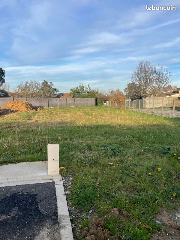 Terrain viabilise saint germain du puch · à Saint-Germain-du-Puch · 87 000 €