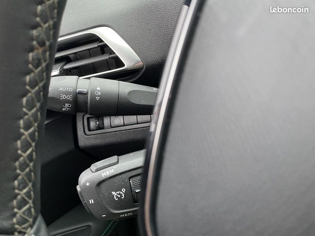PEUGEOT 3008 1.2i 12V S&S - 130 Allure - Caméra de Recul + GPS (image 18)