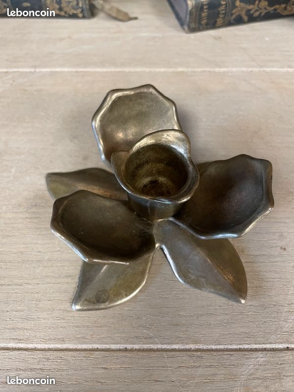 Ensemble de 7 bougeoirs en forme de fleur en laiton lourd brillant, 1970-1980