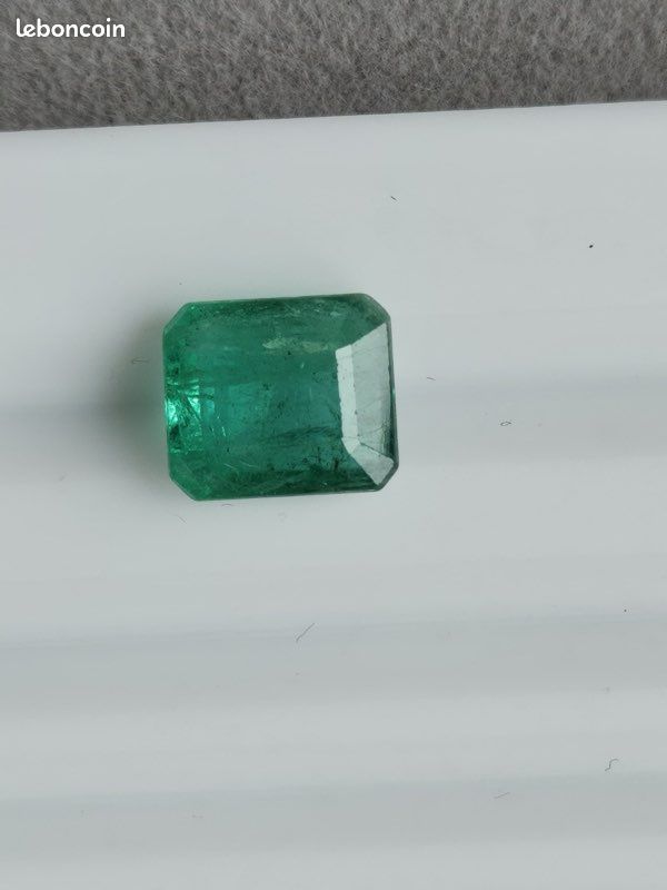 Émeraude Naturelle De Colombie 2.76 Carats – Certifiée AIGS, Ovale, Vert Intense – Neuf Avec Certificat