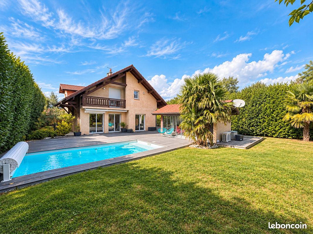 Maison 7 pièces 210 m² · à Archamps · 210 m² · 4 300 €/mois