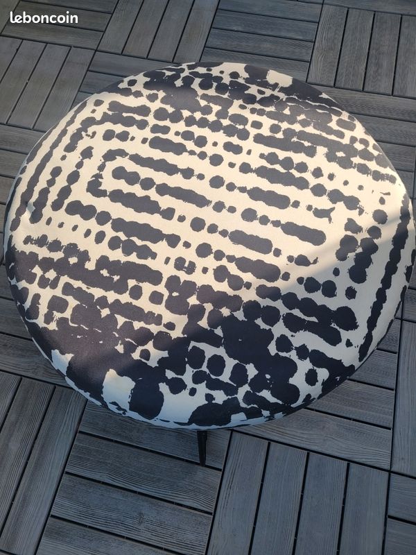 Pouf noir et blanc avec pieds métalliques (image 4)