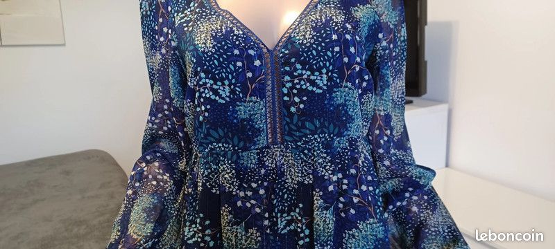 Robe courte en voile semi-transparent doublée broderie décolleté V