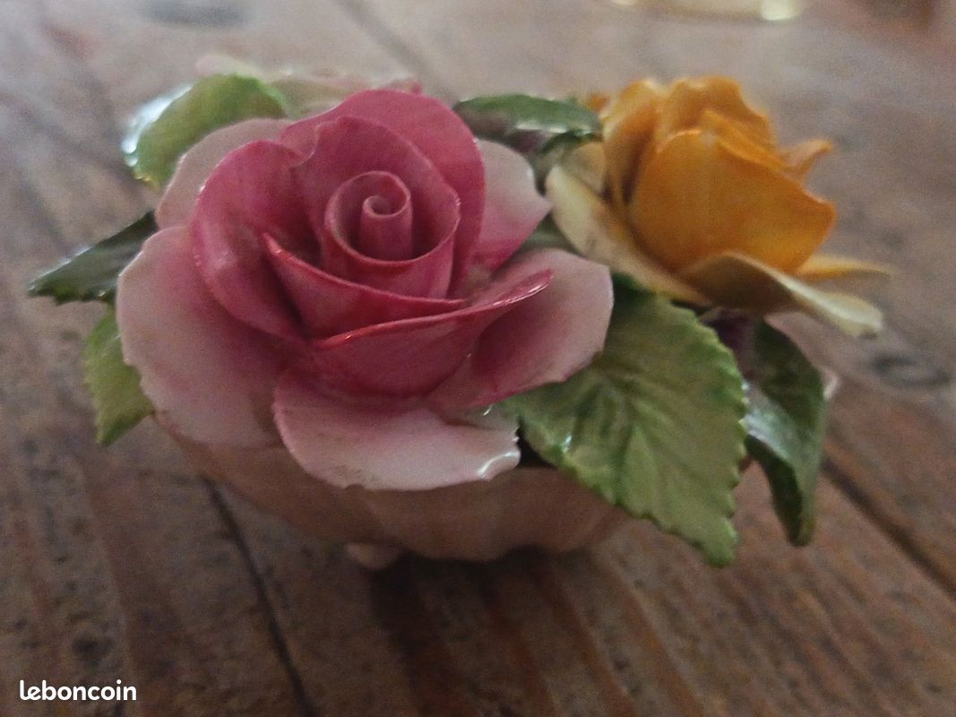 Petite sculpture porcelaine panier de fleurs (image 5)