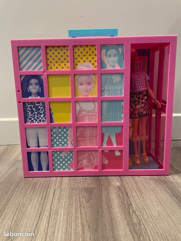 Dressing Barbie (image 1)