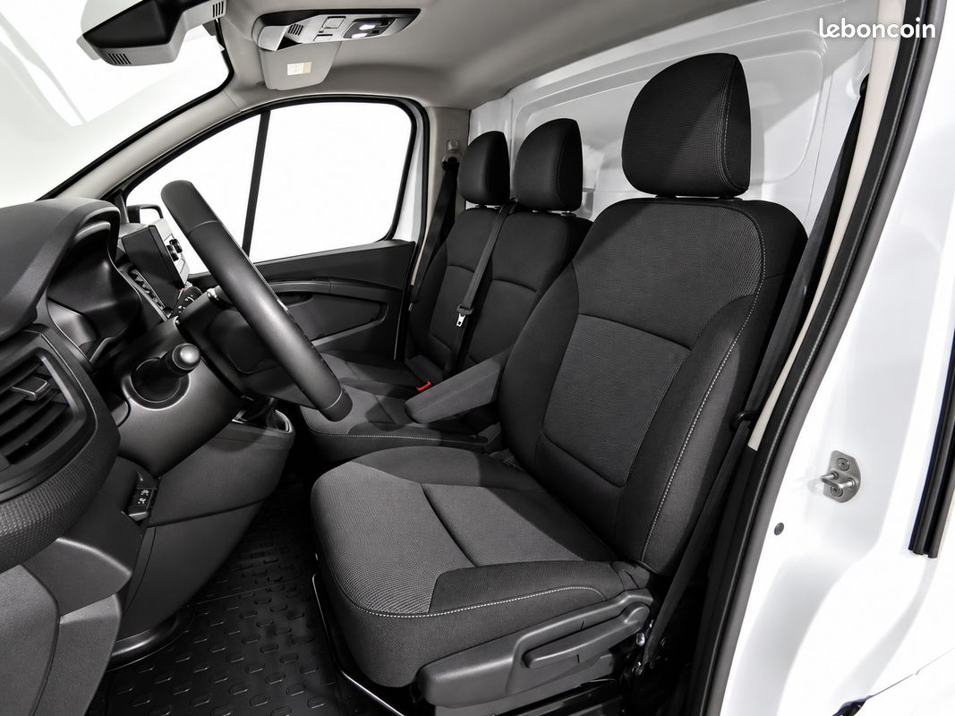 Renault Trafic III (2) 2.0 Fourgon L1H1 2800 KG BLUE DCI 130 ch Confort 3 places - 1°Main - Origine France - TVA Récupérable - Suivi Complet - Radars de stationnement - Bluetooth - Roue de secours (image 8)