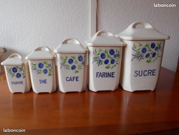Ancien serie pot dans boites, pots et moules de collection pour cuisine