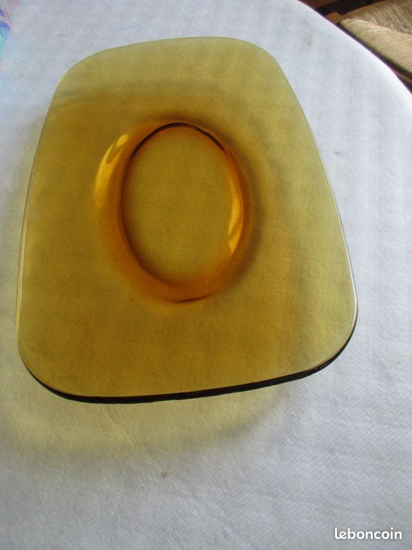 Grand plat en verre fumé 27,5 cm | Selency Grand plat en verre fumé 27,5 cm | Selency