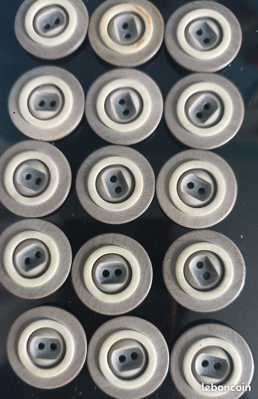Lot De 15 Boutons Vintage Marron - 6 Trous, Diamètre 1.7 Cm, Occasion
