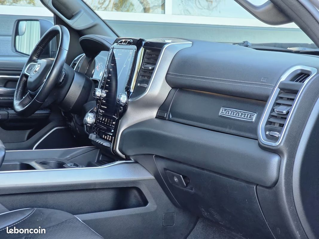 Dodge RAM 1500 Laramie Night Edition 5.7 HEMI 401 ch 4x4 – Harman Kardon – Écran 12” – 22” (image 25)