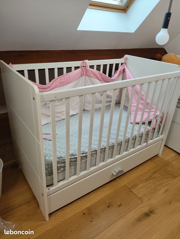 Lit bébé à barreaux avec tiroir + matelas anti-reflux + linge de lit – Très bon état (image 2)