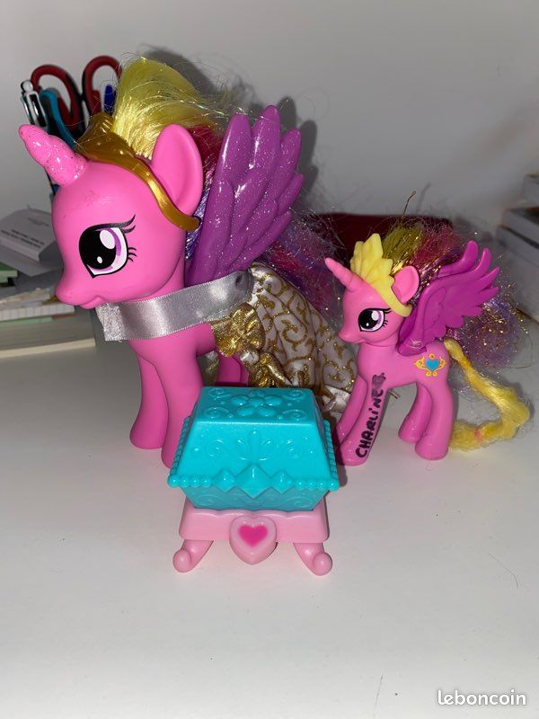 Lot 2 petit poney princesse Cadence + accessoires (image 1)