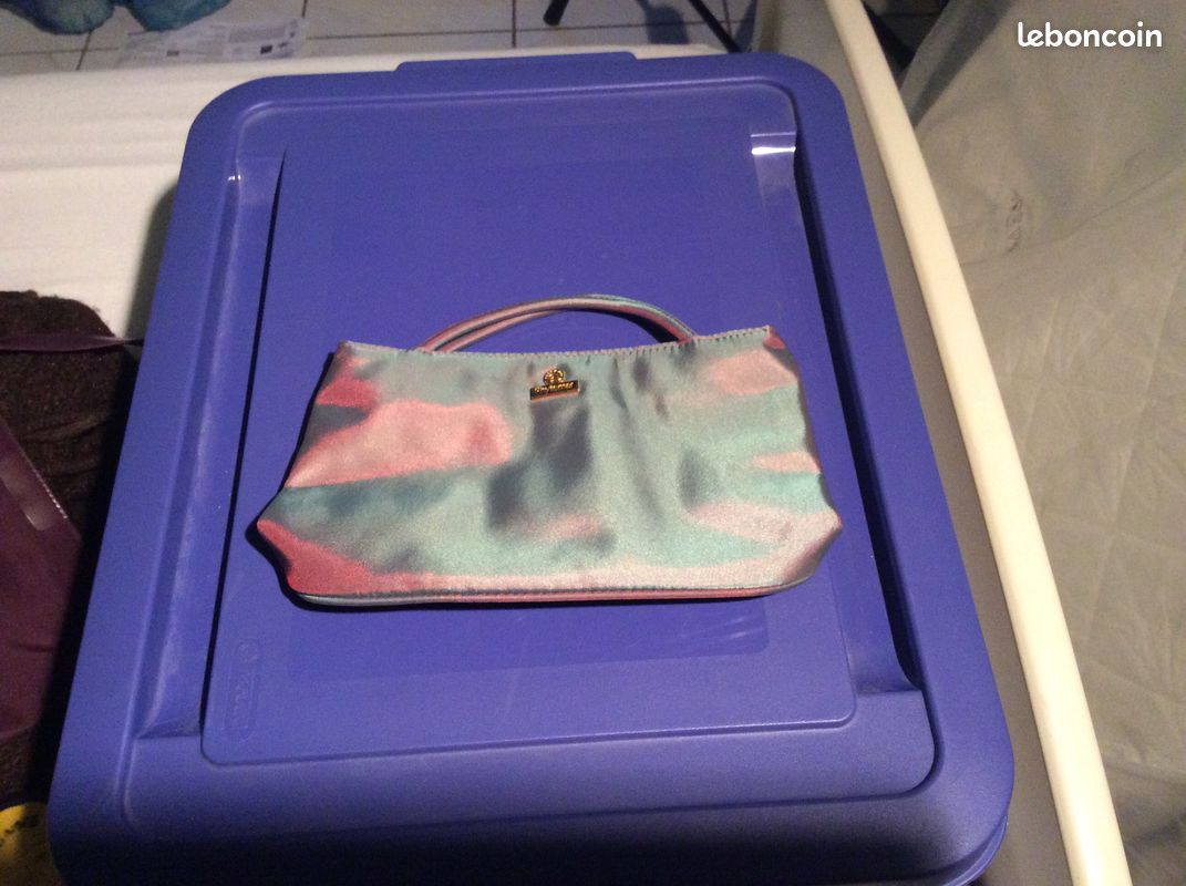 Pochette gris et rouge phytomer (image 1)
