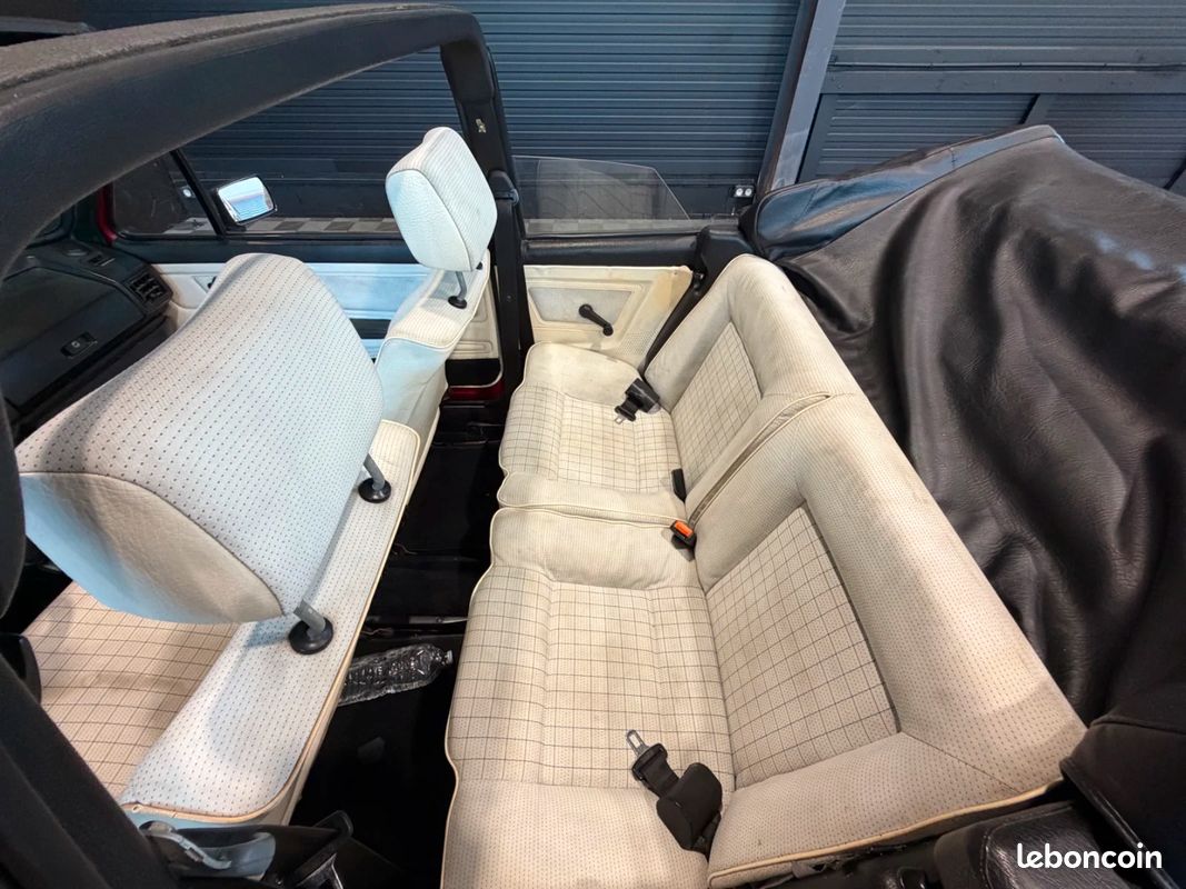 VOLKSWAGEN GOLF CABRIOLET 1.8 90ch - MOTEUR REFAIT 5000KMS - CAPOTE NEUVE - PEINTURE NEUVE - DOSSIER PHOTO RESTAURATION... (image 20)
