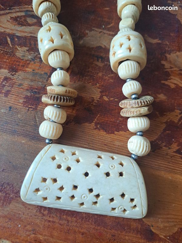 Collier ancien en os ou corne gravé (image 3)