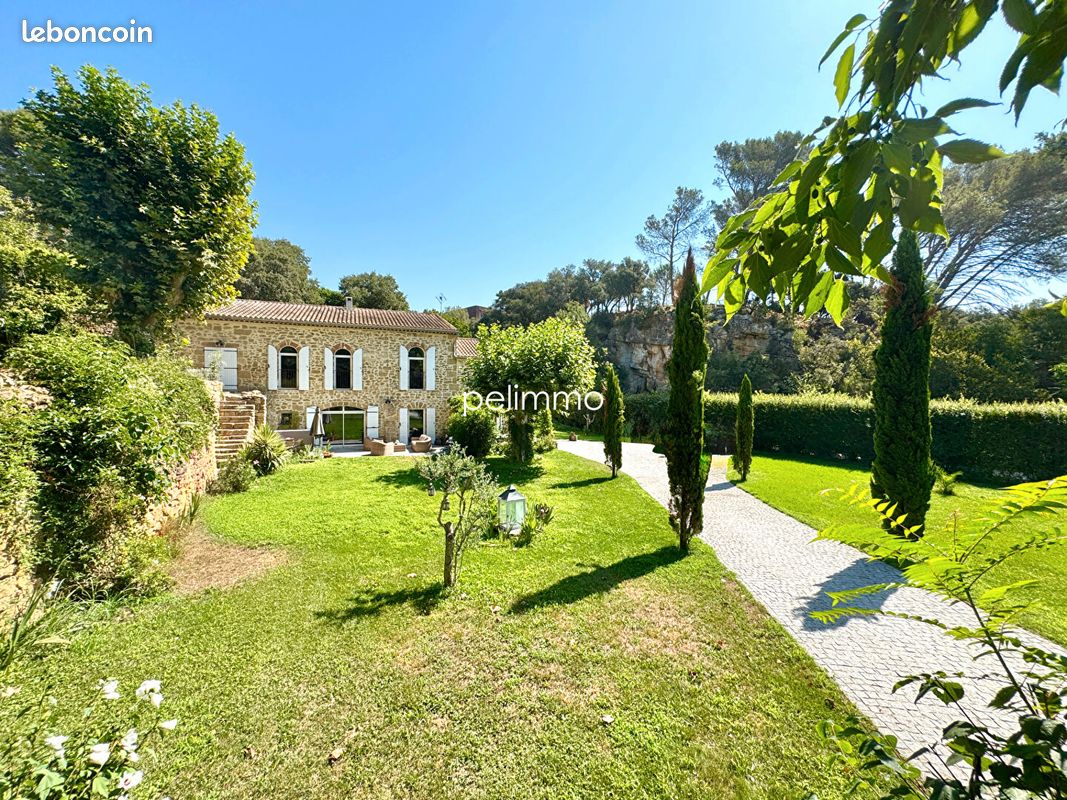 Maison 6 pièces 249 m² · à Grans · 249 m² · 845 000 €