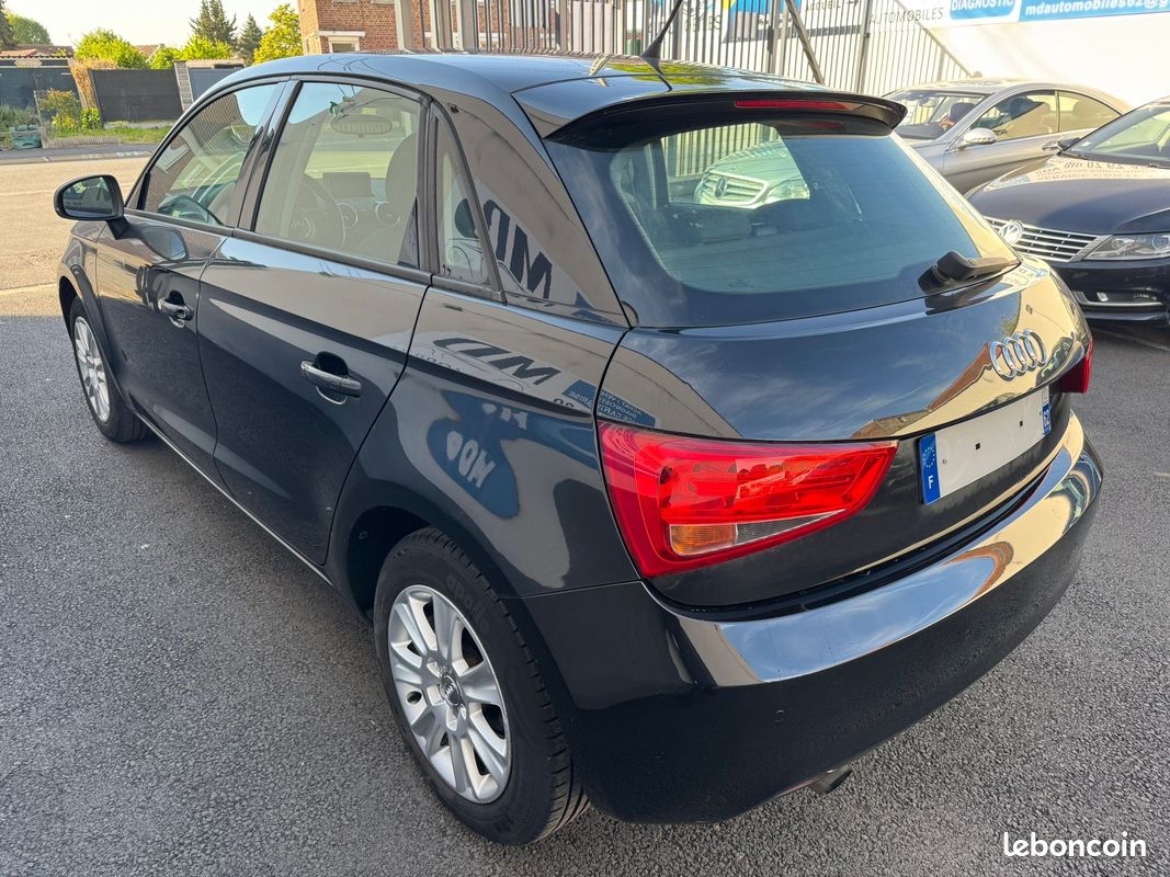 Audi A1 Sportback 1.6 TDI 90 cv Attraction premiere main (image 4)