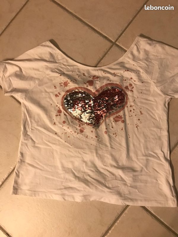 Tee-shirt avec motifs devant (image 1)
