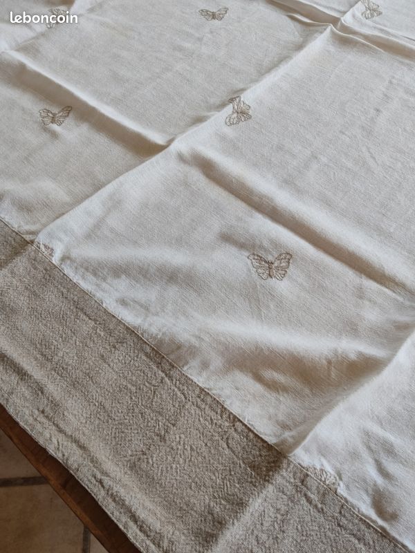 Napperon papillons brodé main - Linge de maison
