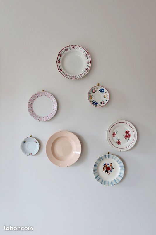 Composition murale d'assiettes anciennes - Faïence rose (image 1)