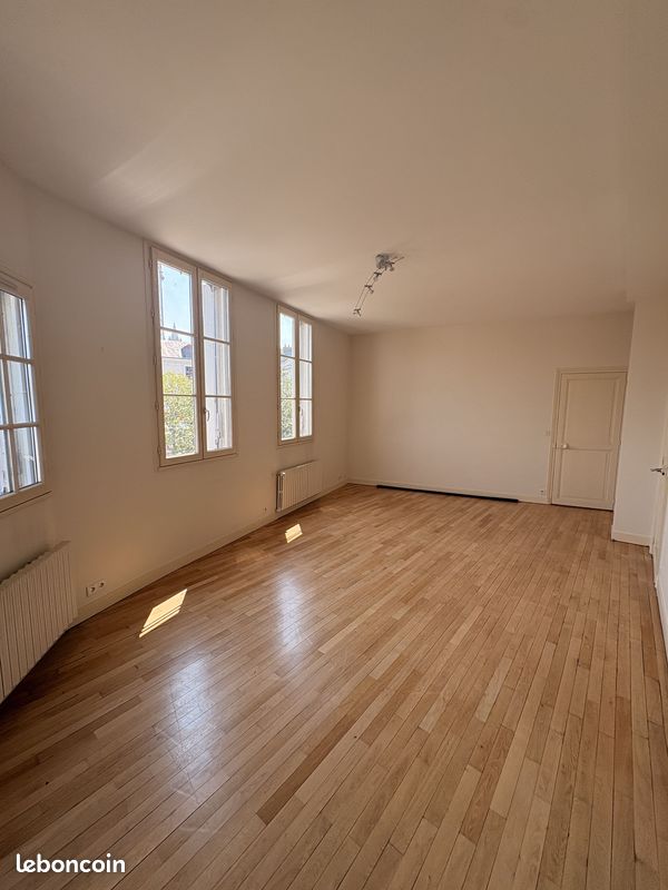 Appartement 3 pièces 82 m² · à Loches · 82 m² · 630 €
