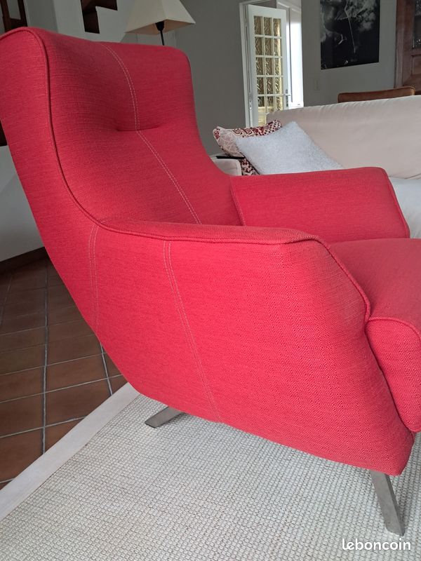 Très beau Fauteuil rouge de chez H&H en parfait état. Confortable et design Dimensions L 79, H 98, Prof 93. Neuf 600 avec facture (image 2)