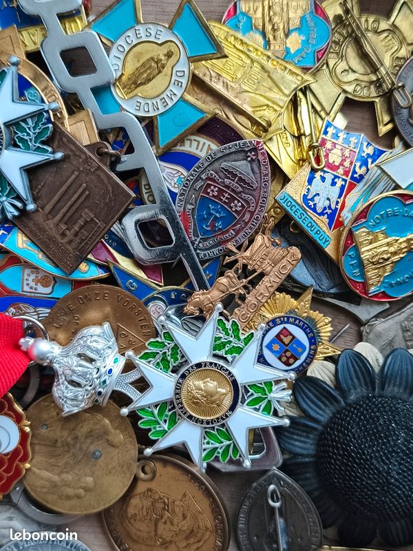 Lot De Broches Et Badges Anciens émaillés - Thèmes Religieux, Civils, Villes, Etc. - Occasion